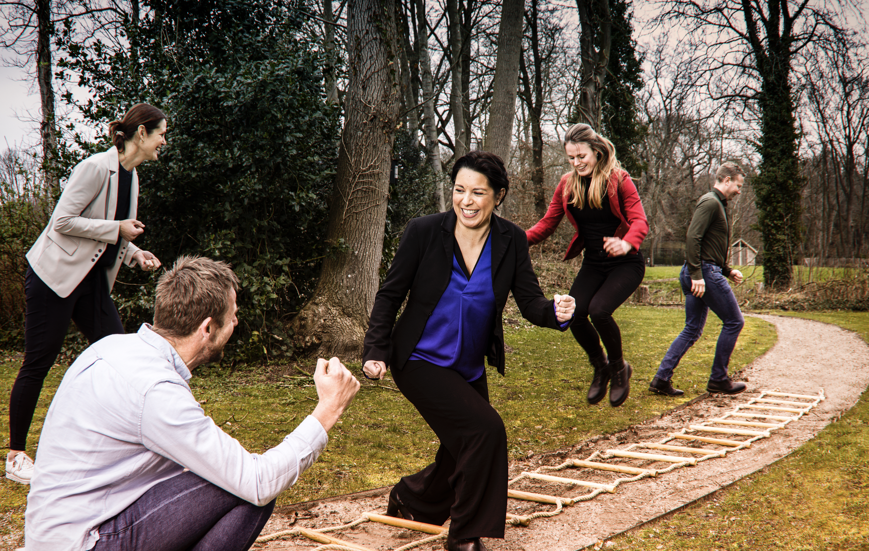 Mensen springen op een springtouw om in te beelden hoe bepaalde stappen worden gemaakt. Consultancy.